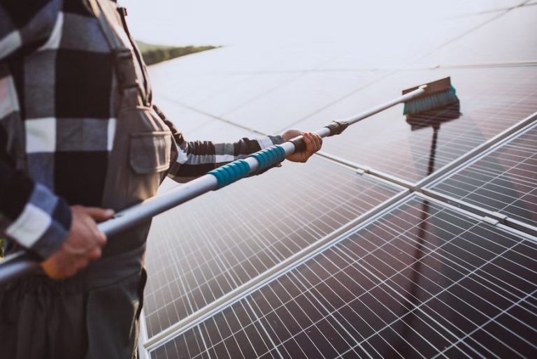 Comment nettoyer panneau solaire sans les abîmer ? 9 étapes